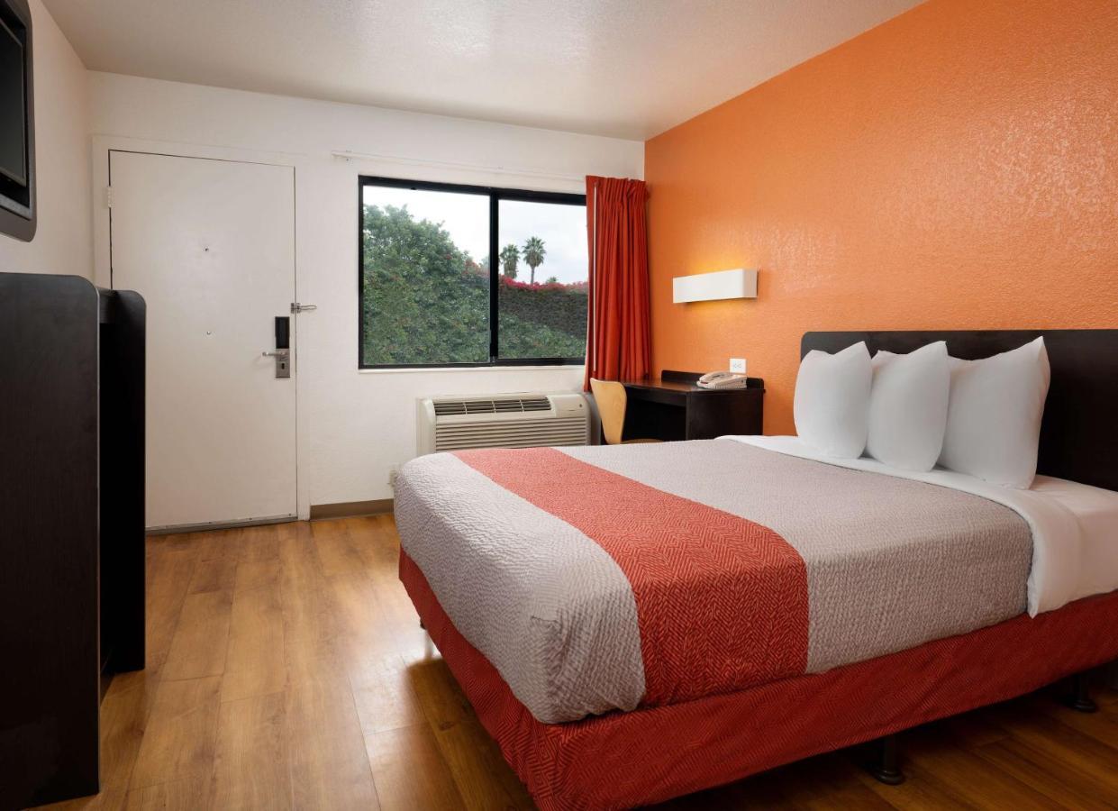 Hotel 6-camarillo, Ca 2*
