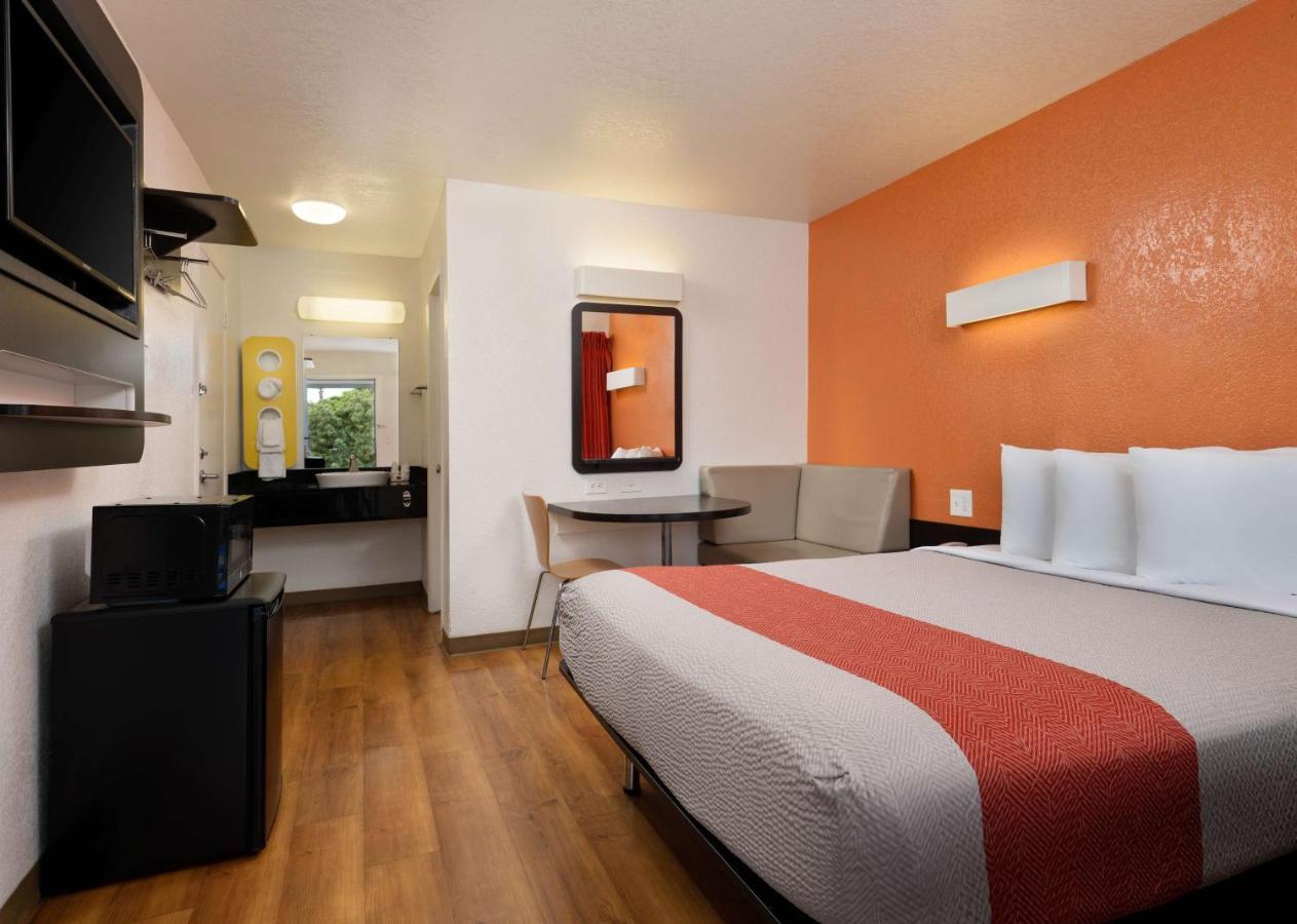 6-camarillo, Ca Hotel Camarillo