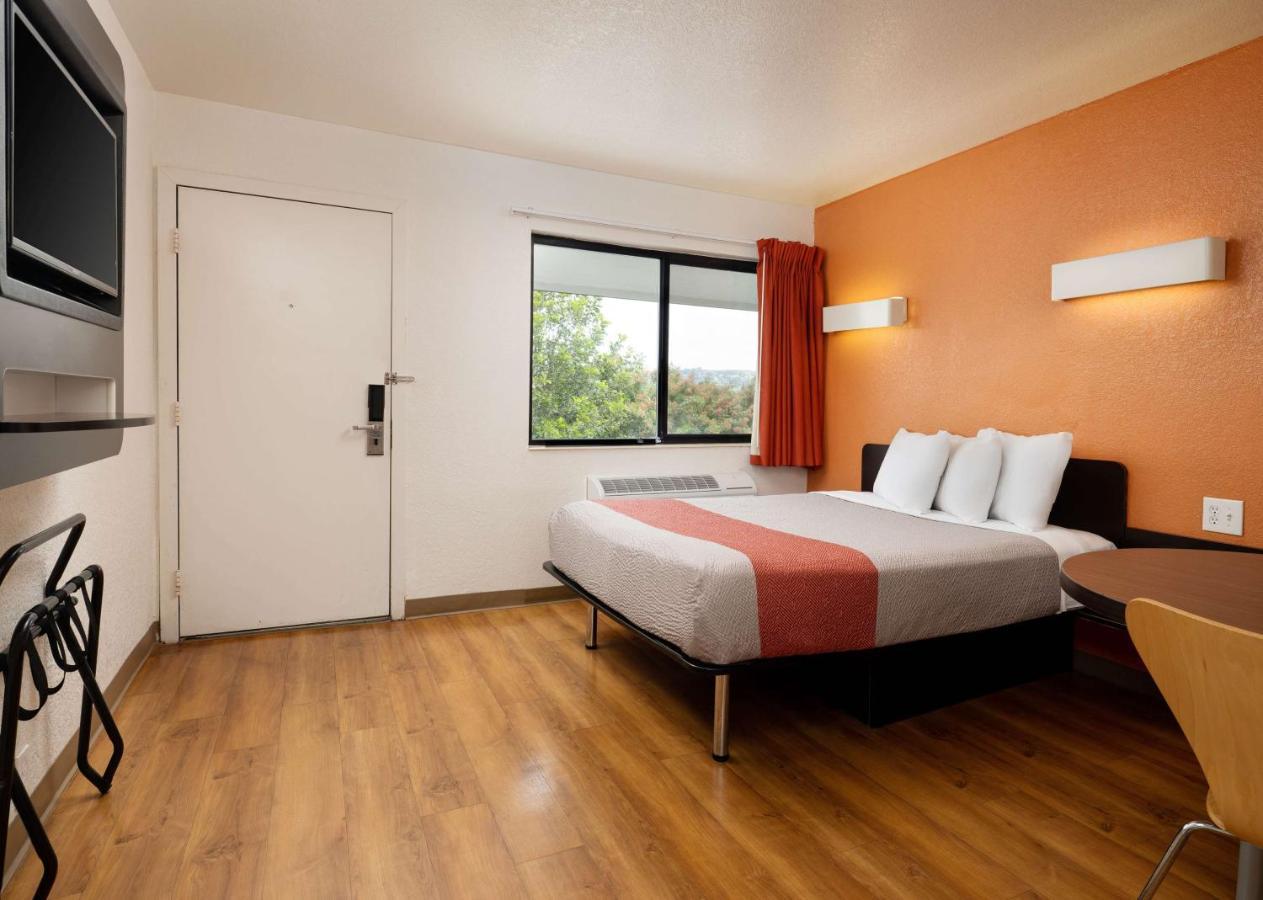 6-camarillo, Ca Hotel Camarillo