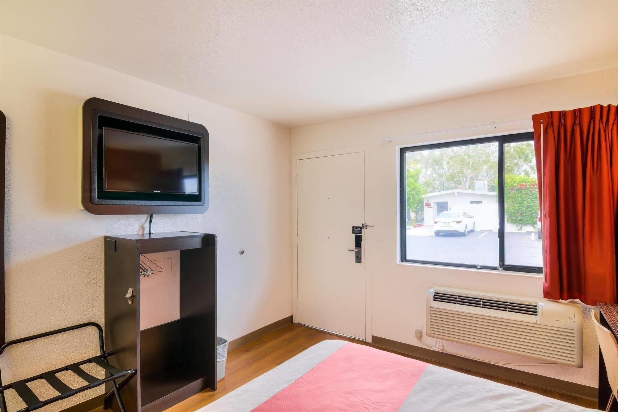 6-camarillo, Ca Hotel