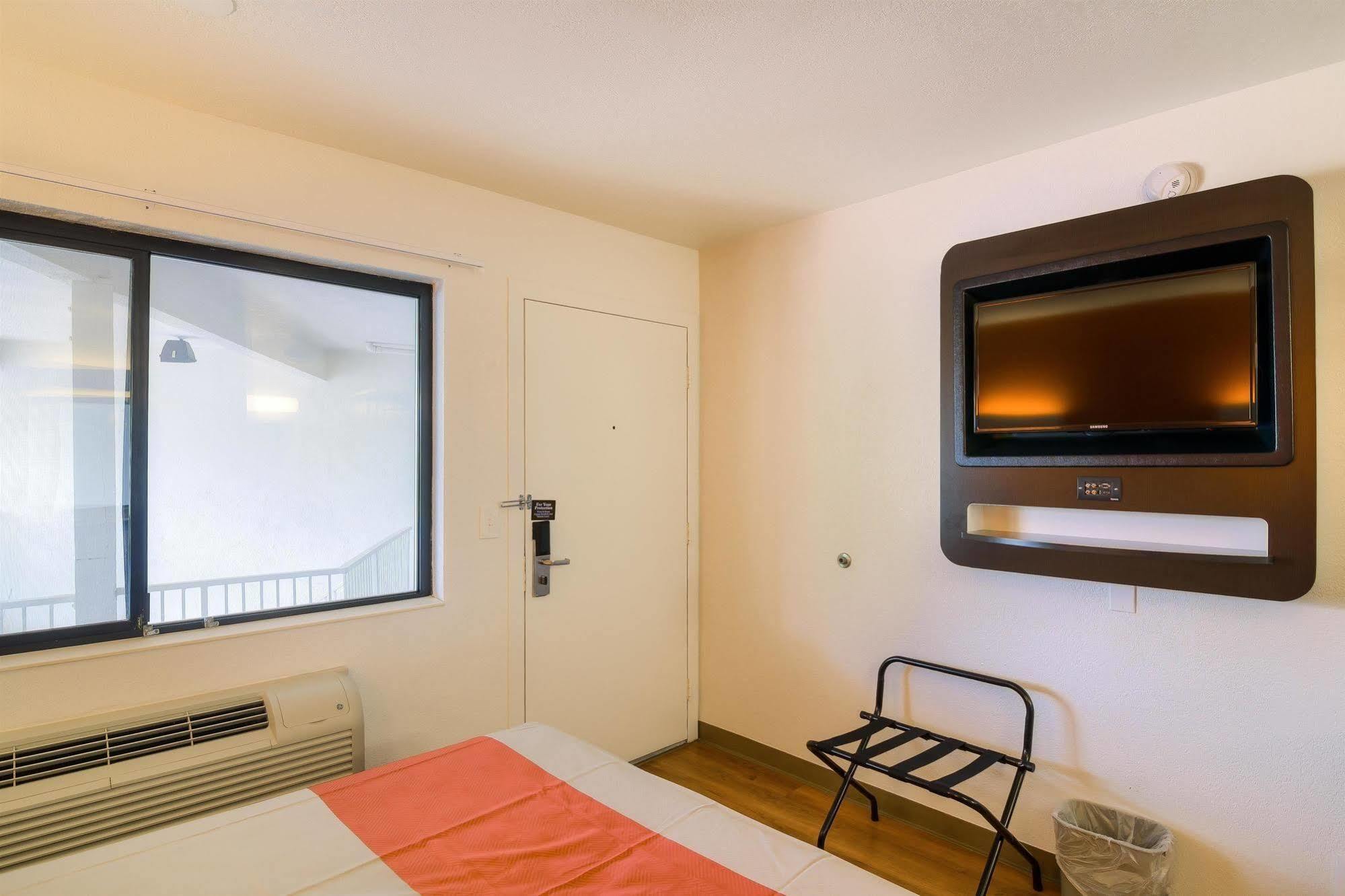 Hotel 6-camarillo, Ca 2*
