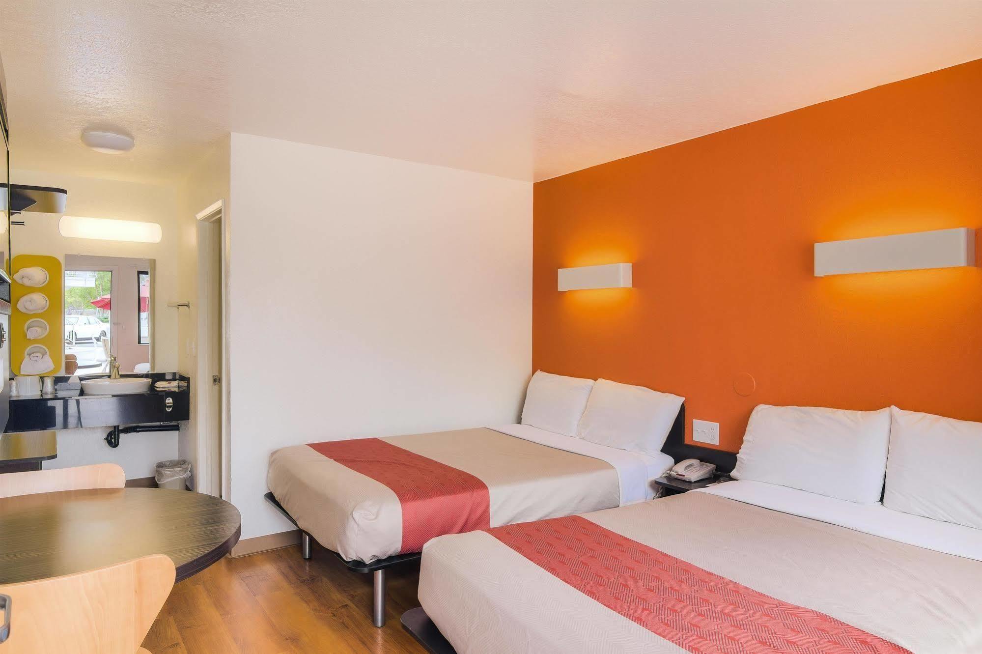 6-camarillo, Ca Hotel