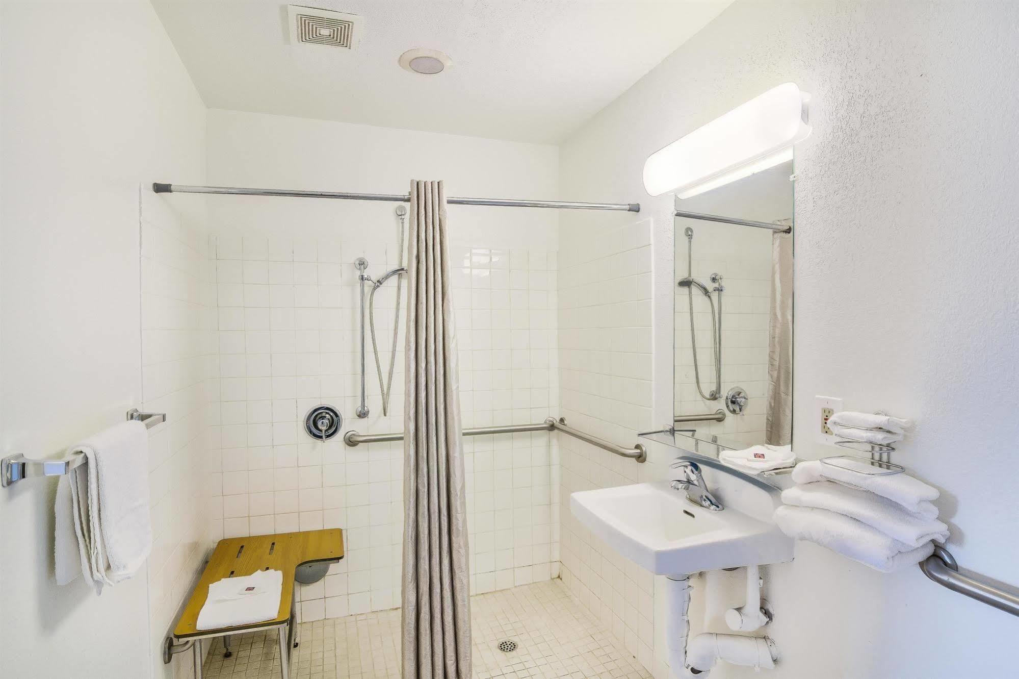 Hotel 6-camarillo, Ca 2*