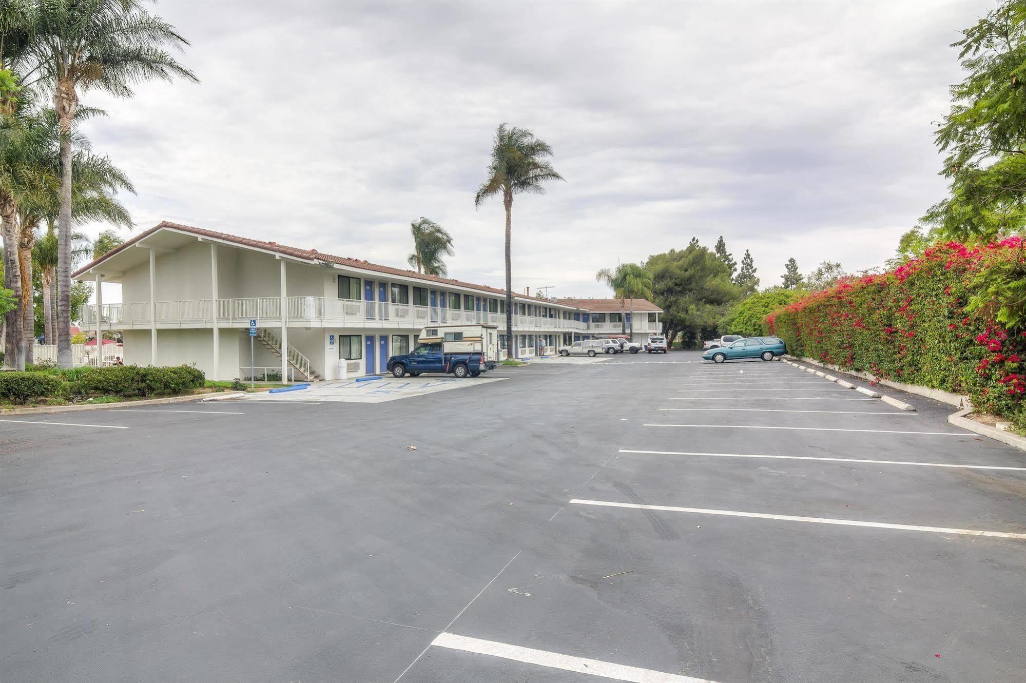 6-camarillo, Ca Hotel