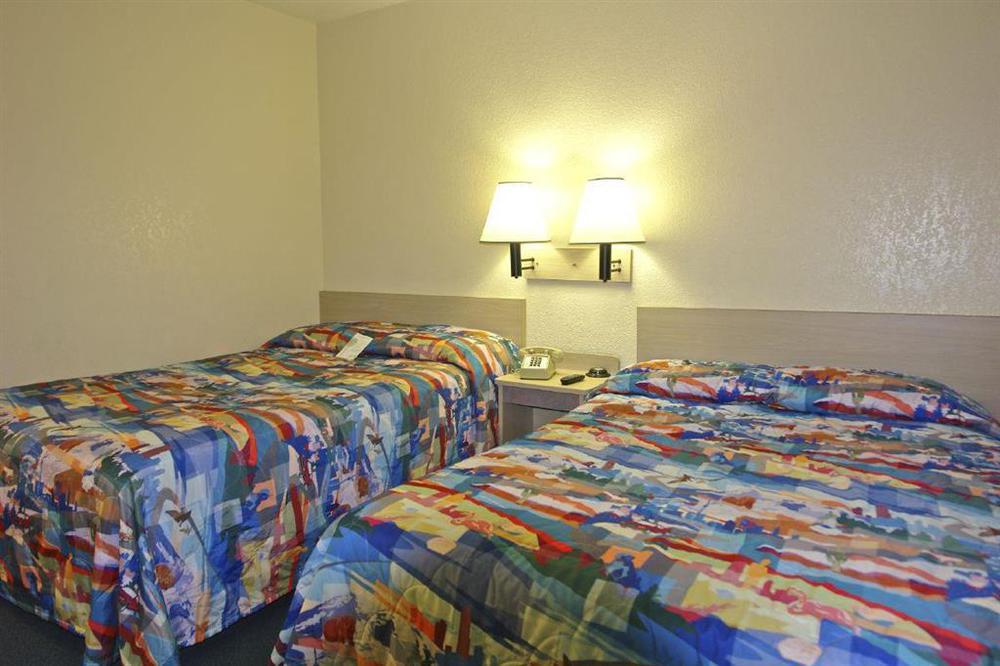 Hotel 6-camarillo, Ca 2*
